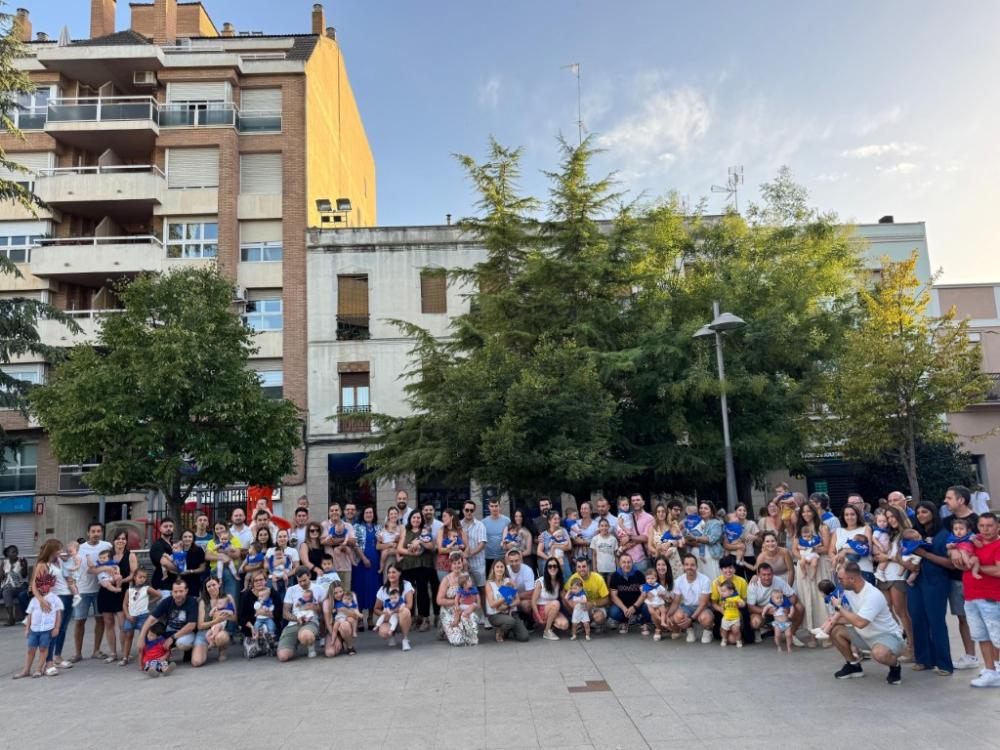 Imagen Alrededor de 80 bebés de Binéfar nacidos desde el pasado septiembre reciben la pañoleta ‘Mis primeras fiestas’