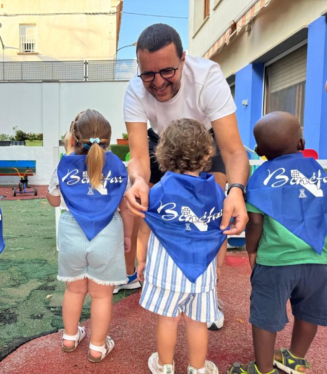 Imagen Reparto de cerca de 1.300 pañoletas a escolares de Infantil, Primaria y primer ciclo de Secundaria para crear una ‘marea blanquiazul’ en las fiestas de Binéfar
