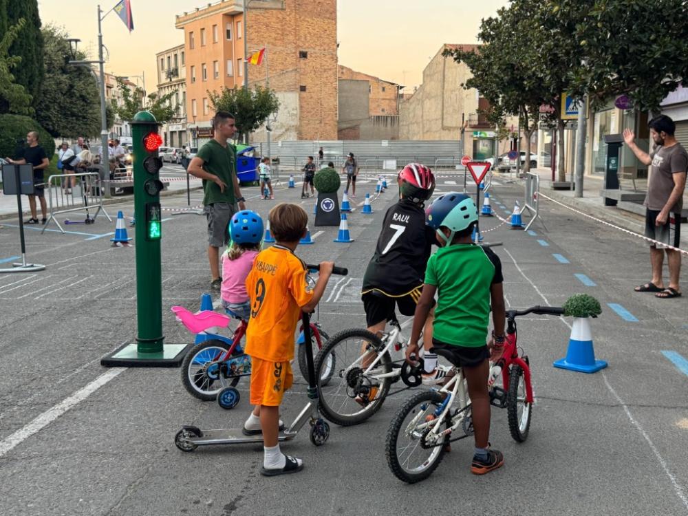 Imagen Las bicis, los patinetes y los peatones toman el centro de Binéfar en el segundo fin de semana de la movilidad sostenible