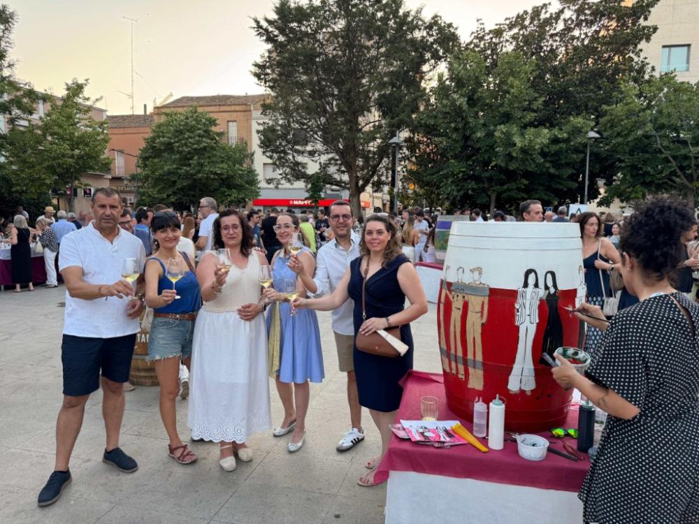 Imagen Somontano en Ruta triunfa en Binéfar con cientos de personas disfrutando del vino, la gastronomía, la música y el arte