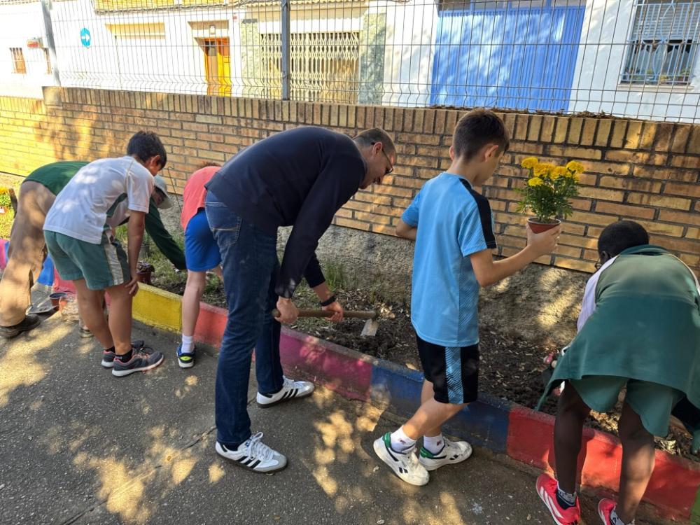 Imagen Los escolares de Binéfar aprenden la importancia del reciclado y el cuidado de las plantas en una jornada de convivencia