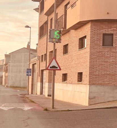 Imagen El Ayuntamiento de Binéfar instala pantallas pedagógicas de velocidad en...