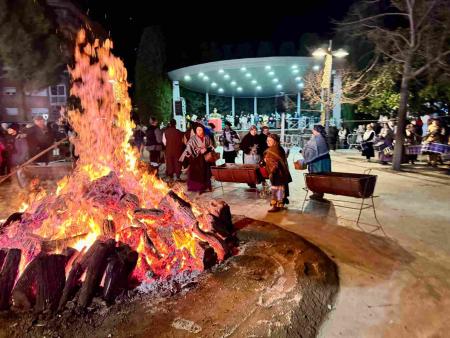 Imagen La hoguera de la plaza España caldea la recreación de la fiesta de San...