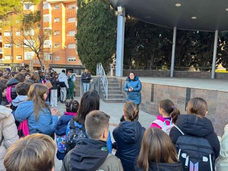 Imagen Los escolares de Binéfar caminan y juegan por la paz