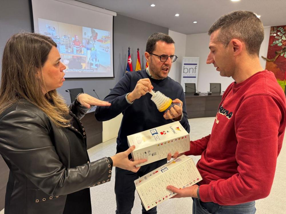 Imagen Las áreas de Educación y Sanidad reparten una treintena de mascarillas para evitar atragantamientos