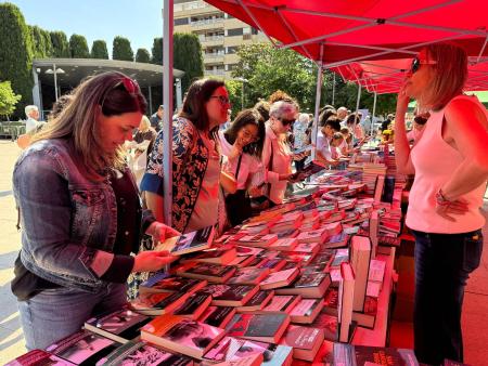 Imagen Libros, flores, juegos y reparto del ‘Recao’ para celebrar San Jorge en...