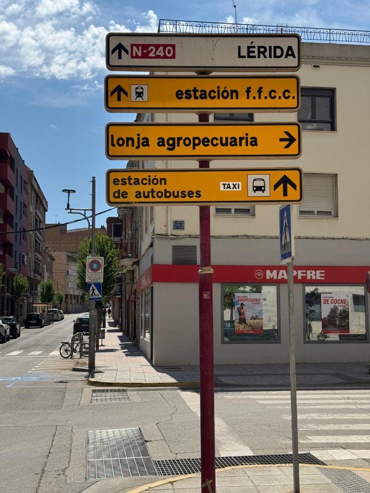 Imagen El Ayuntamiento de Binéfar renueva las señales direccionales urbanas