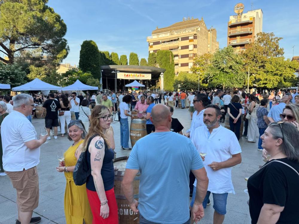 Imagen Somontano en Ruta reúne a cientos de personas en una nueva noche de ambiente y gastronomía en Binéfar