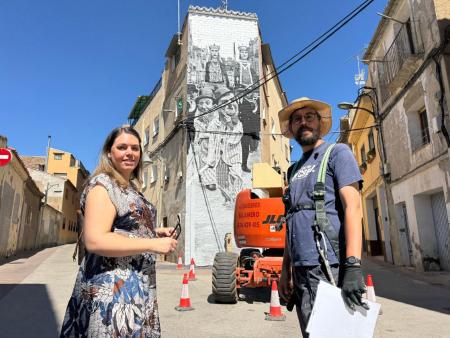 Imagen Un mural de los gigantes y cabezudos de Binéfar decora la confluencia de...