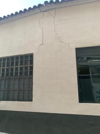 Imagen Desalojadas diez personas por riesgo de derrumbe de un edificio comercial