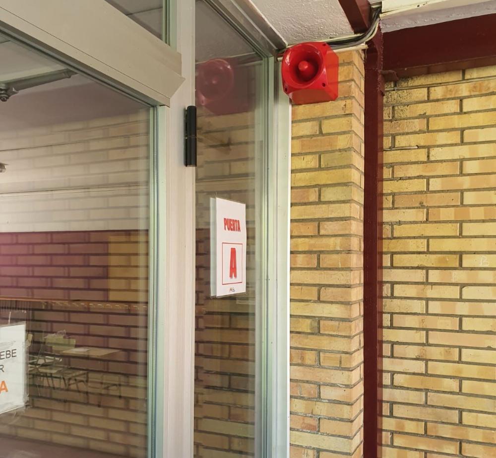 Imagen El Ayuntamiento de Binéfar instala en el CEIP Víctor Mendoza un sistema inalámbrico de alarma ante incendios