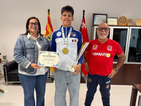 Imagen Recepción del Ayuntamiento de Binéfar al campeón de kickboxing Robert...